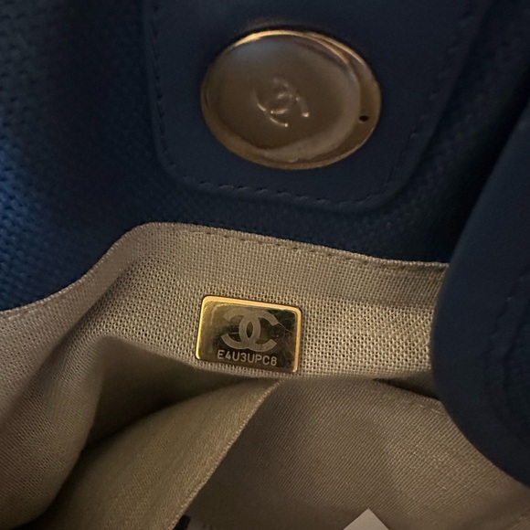Chanel Deauville Large Tote with make up pouch included - Picture 5 of 5